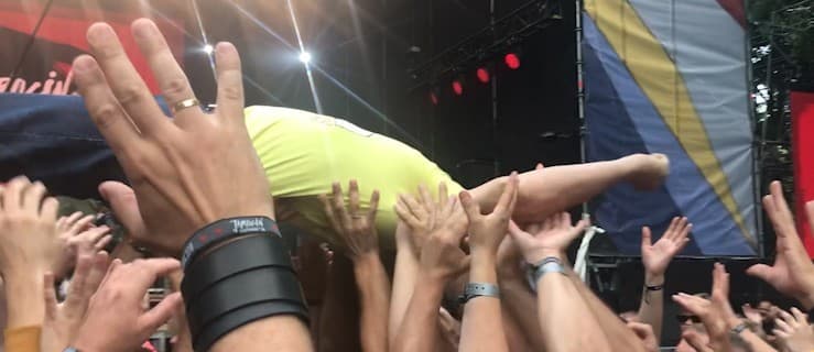 Zdarzyło się na Jarocin Festiwal 2018. Burmistrz skoczył w publiczność [MAMY WIDEO]