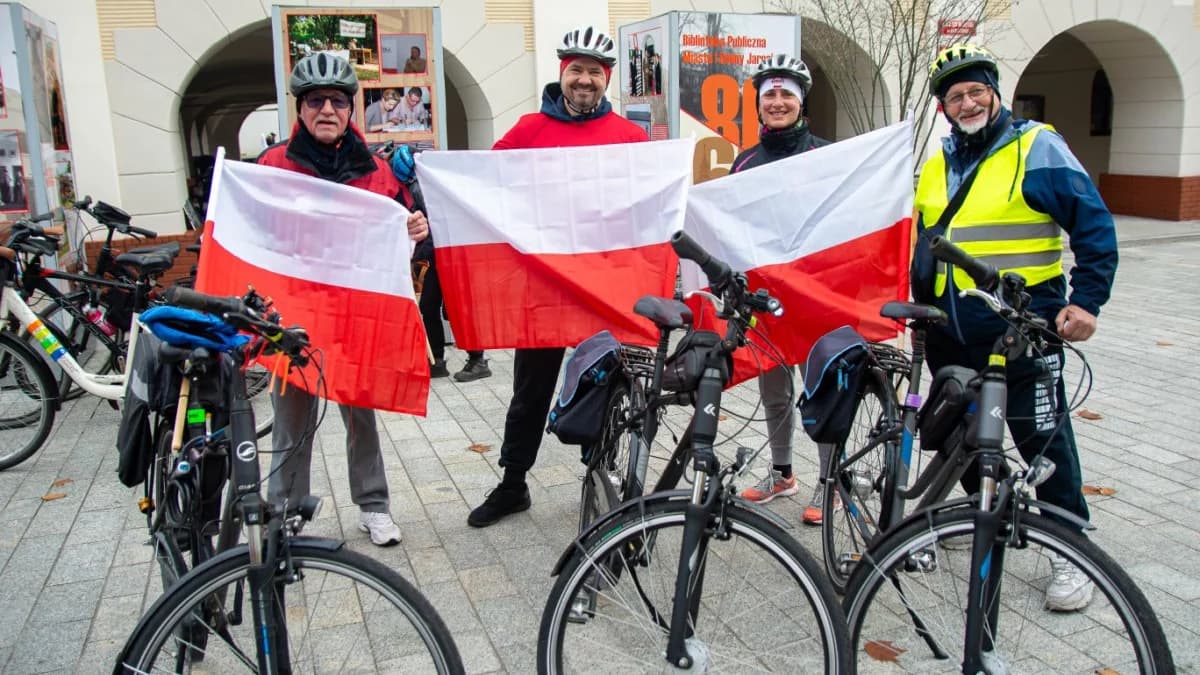 107 kilometrów dla Niepodległej. Sztafeta z RoweLOVE Jarocin wyruszyła z rynku [ZDJĘCIA]