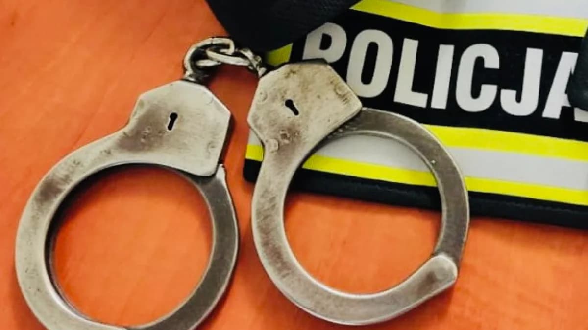 Policja wkroczyła do jednego z mieszkań w Jarocinie. Mężczyzna znęcał się nad partnerką