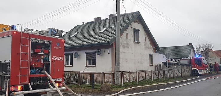 Pożar domu. Pięć zastępów straży w akcji [ZDJECIA]