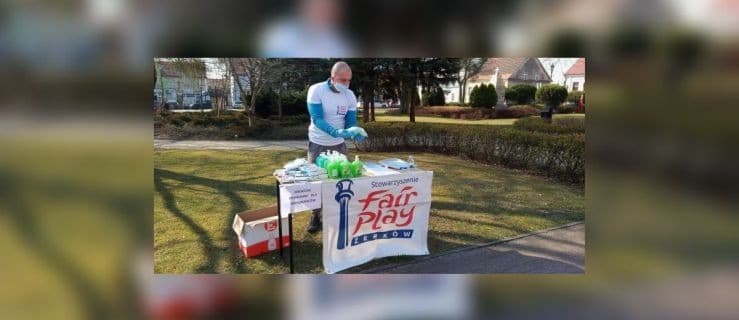 Fair Play rozdawało mieszkańcom Żerkowa maseczki i nie tylko
