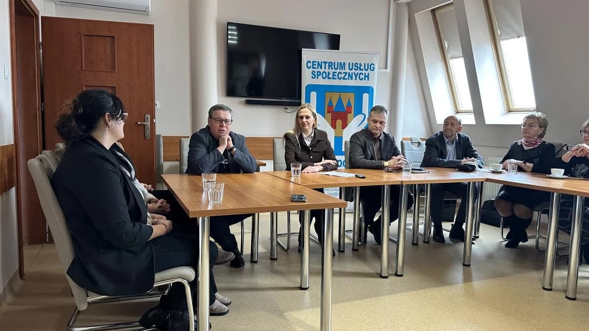 Złota rączka i taksówka dla seniorów w Jarocinie. Jak pozyskać wsparcie? Zamówić pomoc?