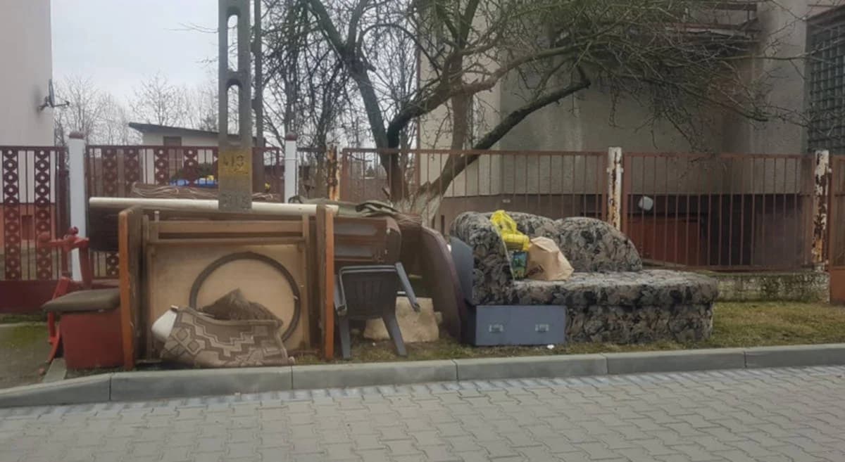 Mieszkańcy apelują o odbiór wielkogabarytów spod domów. Co na to jarociński magistrat? [SONDA]