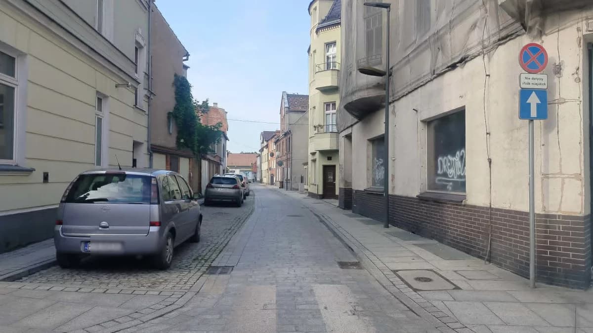 „Nie da się spać przez ryczące silniki”. Mieszkańcy apelują o ciszę, policja wskazuje priorytety. Spór o hałas w mieście