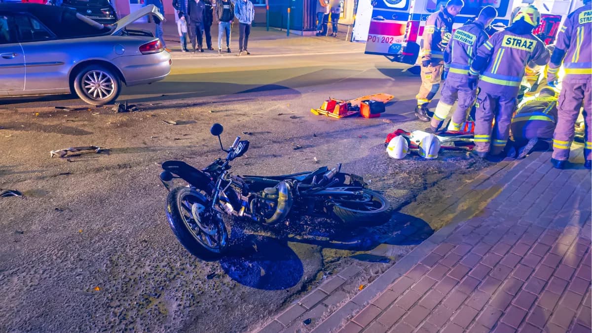 Zderzenie motocykla z osobówką w Kotlinie. 17-latek trafił do szpitala