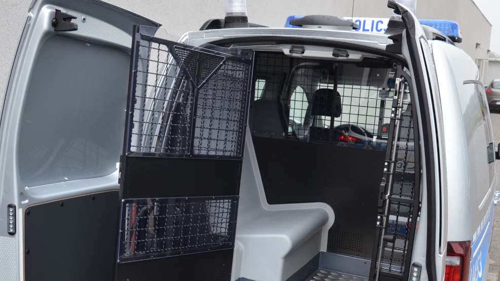 Przez uchylone drzwi zobaczył zwłoki. Policja i prokuratura wyjaśniają, co się stało?