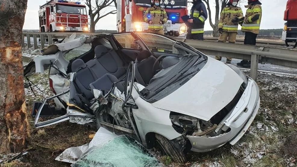 30-letni kierowca hondą uderzył w drzewo na DK15. Ciężko ranny trafił do szpitala [ZDJĘCIA]