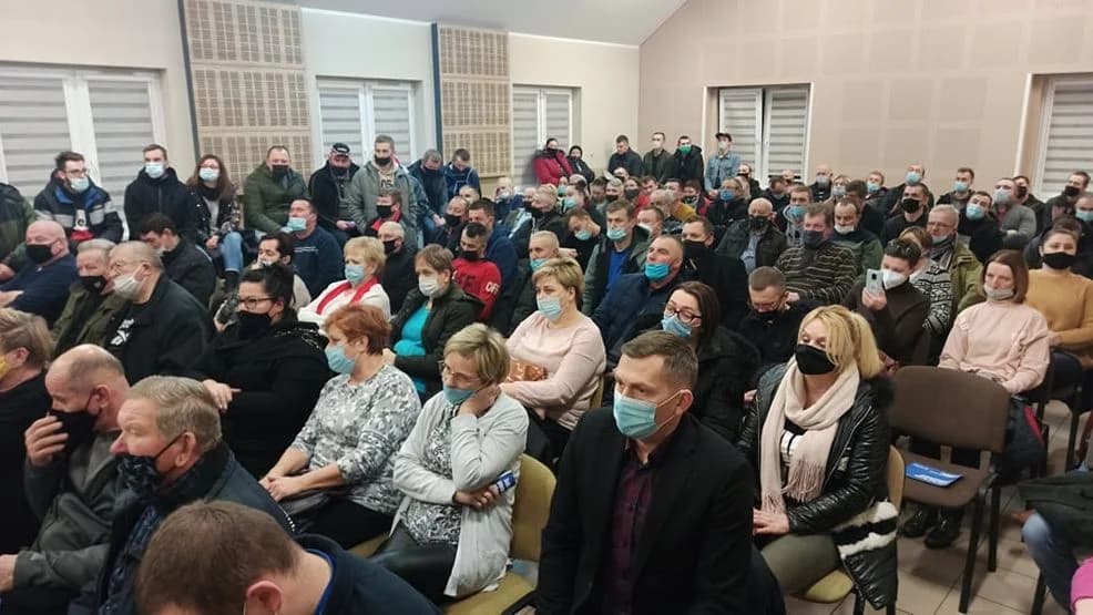 Mieszkańcy przeciwni budowie ogromnej chlewni. Sołtys zwołał zebranie wiejskie [ZDJĘCIA, WIDEO]