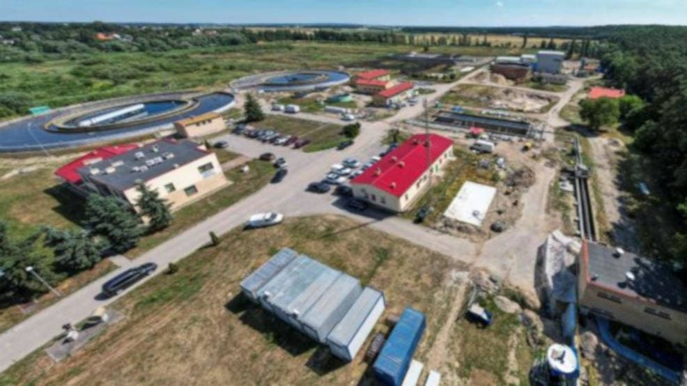 Jarocin. Rozpoczęło się zamykanie komór na oczyszczalni ścieków w Cielczy