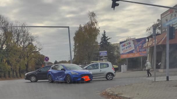 Zderzenie na skrzyżowaniu Moniuszki i Niepodległości w Jarocinie. Zgłoszenie z systemu eCall