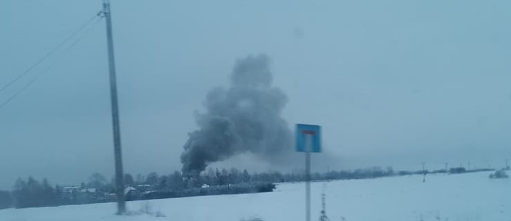 Kłęby dymu nad Witaszycami. Kobiecie uwięzionej na balkonie pomogli strażacy