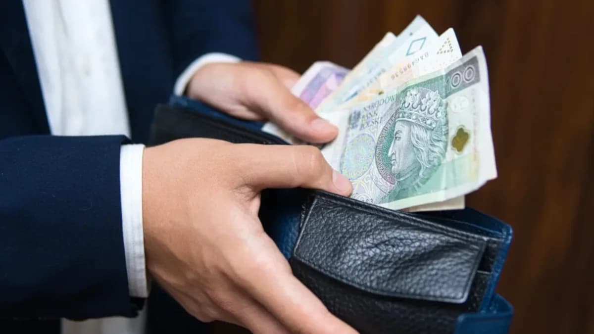 Burmistrzowie, wójtowie, starosta - kto, ile zarabia i jaką podwyżkę dostał? [SONDA]