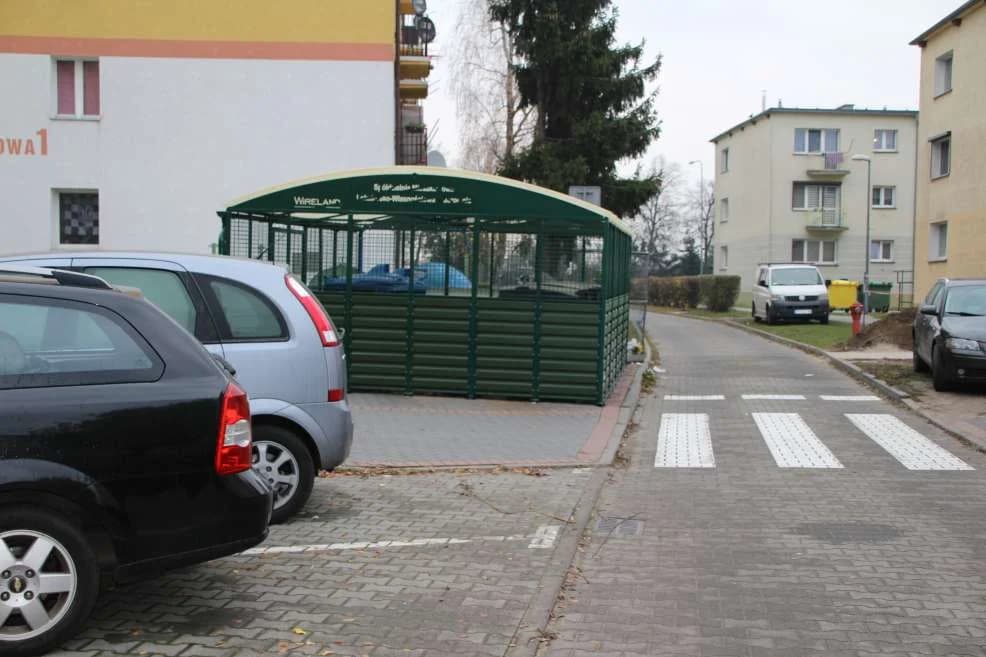 Wiata śmietnikowa za blisko jezdni, zasłania przejście dla pieszych [ZDJĘCIA]