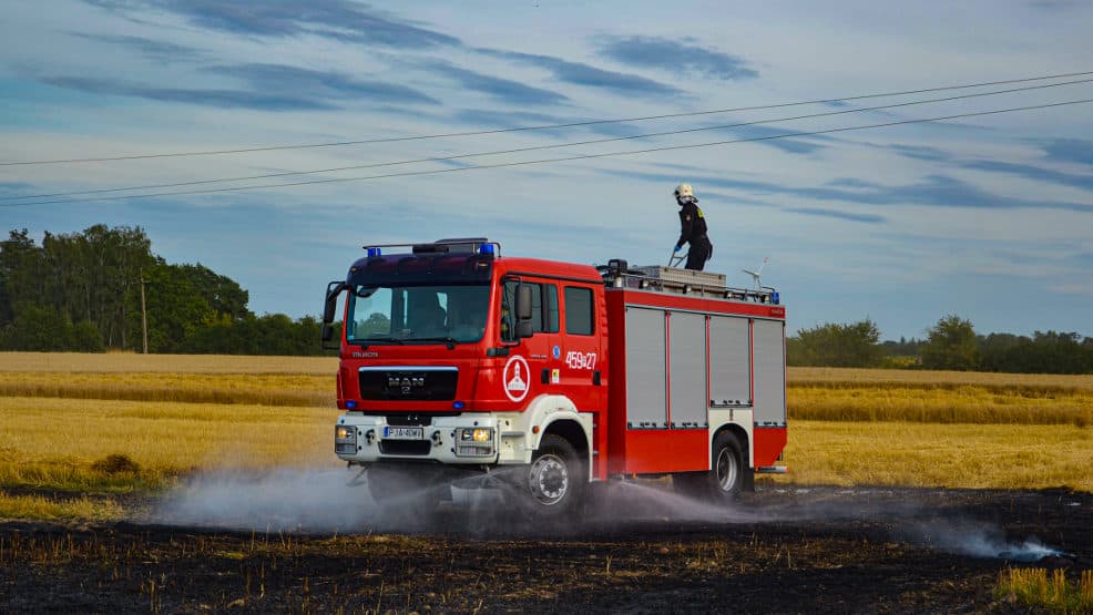 Kombajn młócił zboże, kiedy pojawił się ogień. Co zrobił operator maszyny?