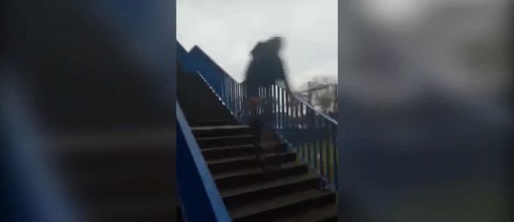 UWAGA! DRASTYCZNE WIDEO. Zjechał rowerem ze schodów na dworcu...