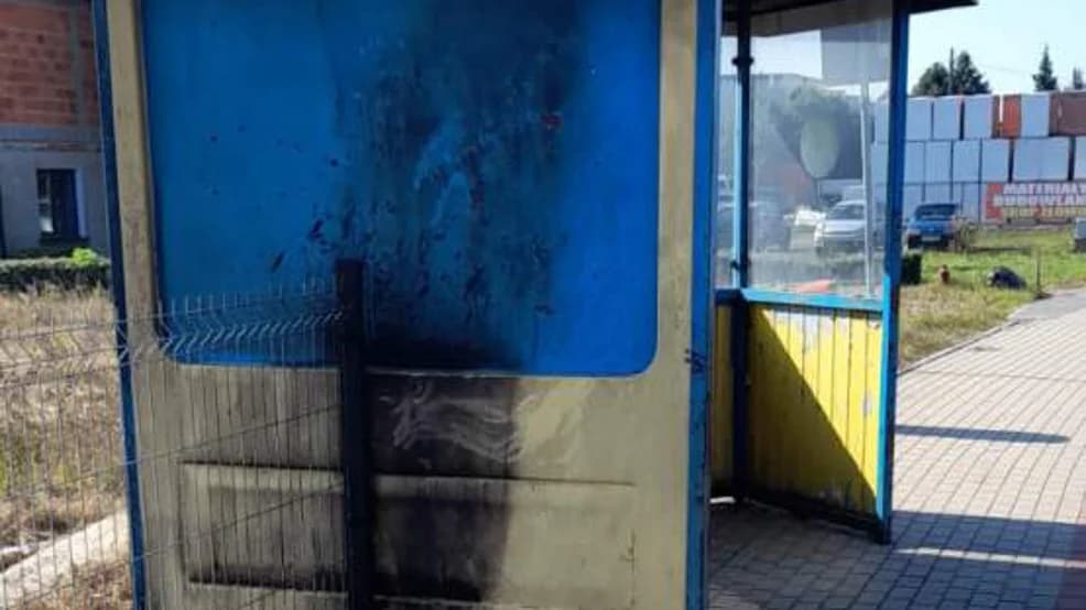 Podpalił przystanek w Jarocinie. Polał benzyną policjantów. Koniec postępowania