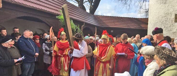 Droga Krzyżowa w krużgankach kościoła św. Marcina w Jarocinie