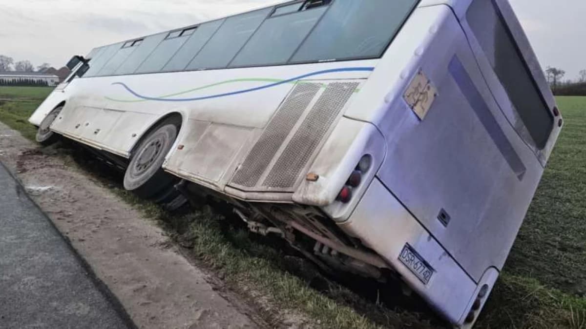 Autobus zakończył jazdę w rowie. Do zdarzenia doszło w gminie Jaraczewo [ZDJĘCIA, AKTUALIZACJA]