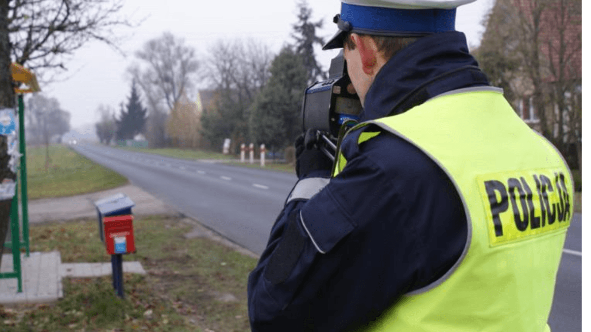 22-latek za bardzo się rozpędził fordem. Na drodze stanął mu patrol policji