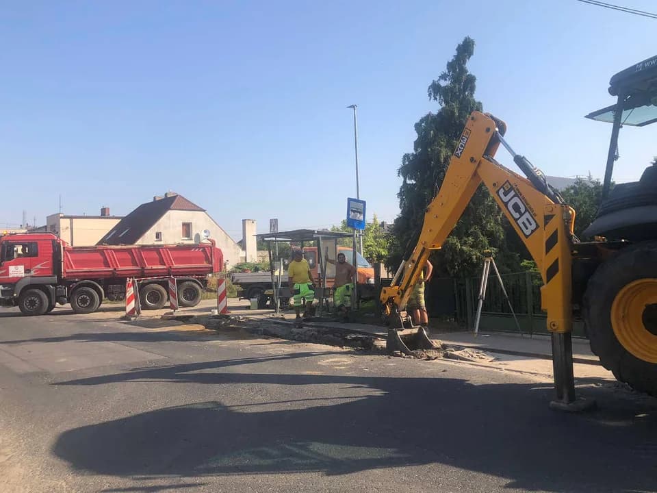 Na Warcianej w Jarocinie trwa budowa chodnika. Pojawiły się nieprzewidziane problemy