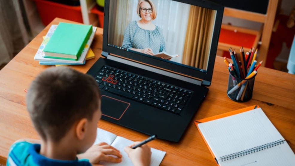 Prawie 200 szkolnych laptopów trafi do uczniów i nauczycieli szkół średnich