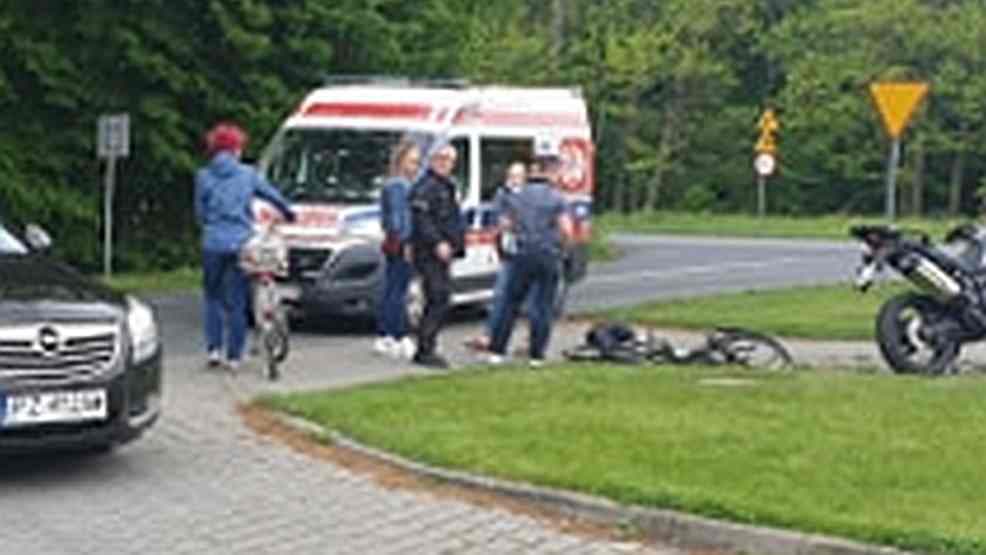 Wypadek. Motocyklista nie ustąpił pierwszeństwa i uderzył w rowerzystkę w Witaszyczkach