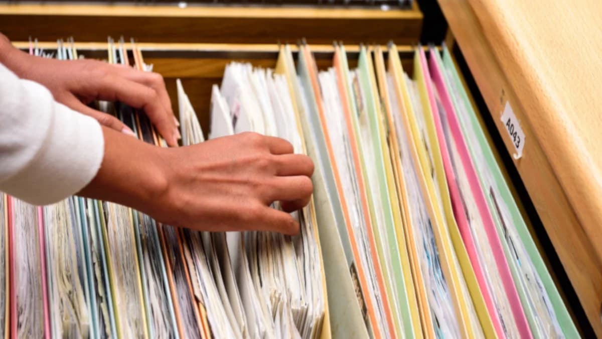 Jak pacjenci mogą odzyskać dokumentację medyczną z gabinetu nieżyjącego lekarza? Wyjaśniamy