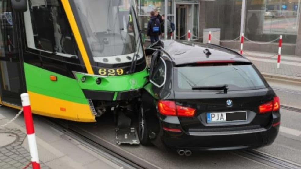 Zderzenie auta osobowego z tramwajem. W wypadku uczestniczył samochód z Jarocina