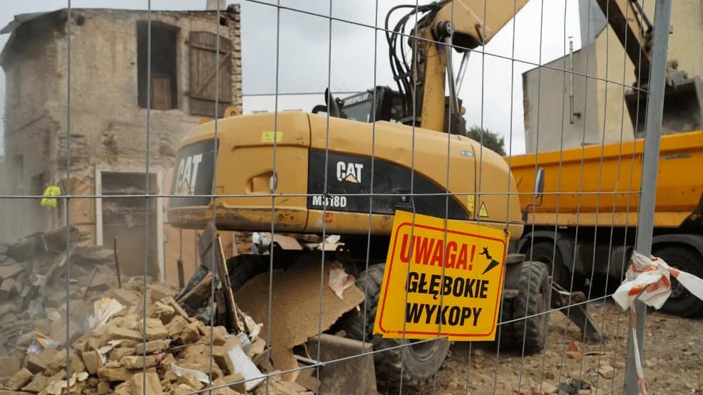 Znika kolejny fragment starego Jarocina. Trwają prace wyburzeniowe na ul. św. Ducha [WIDEO]