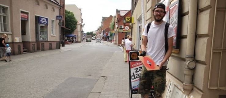 Tajemnicze graffiti na jarocińskich chodnikach. Skąd się wzięło? [WIDEO]