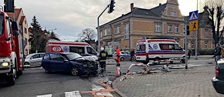 Zderzenie dwóch pojazdów na skrzyżowaniu. Auto staranowało barierki