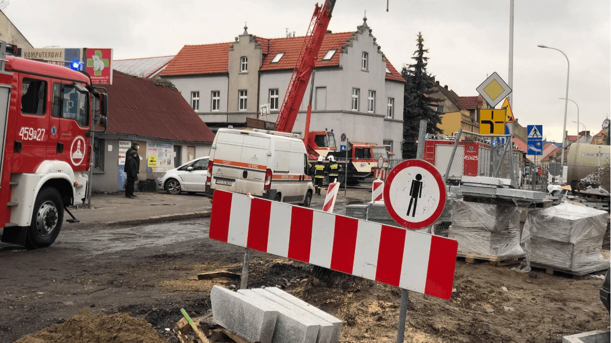 Pożar gazu na skrzyżowaniu ul. Śródmiejskiej i Wolności w Jarocinie. Na miejscu 4 zastępy straży pożarnej i pogotowie gazowe