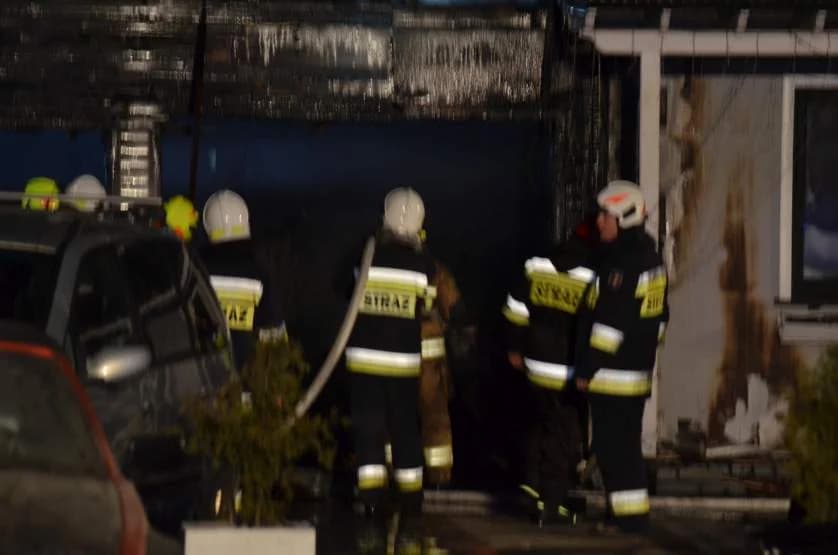 Pożar budynku mieszkalnego w Golinie. Ogień gasi kilkudziesięciu strażaków [ZDJĘCIA]