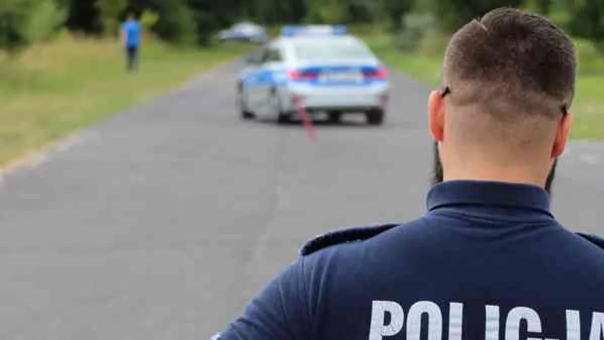 Jeden podduszał partnerkę,  a drugi groził nożem. Wkroczyła policja