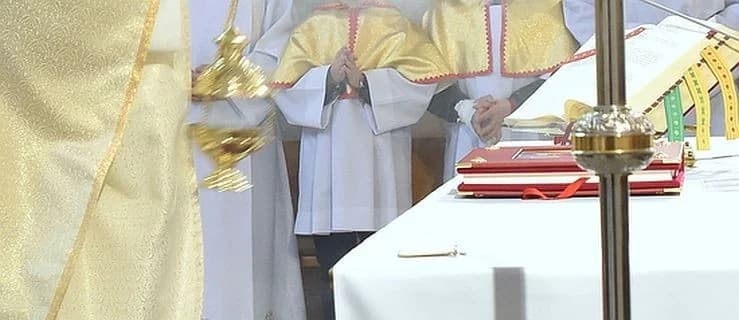 Pijany ksiądz na pogrzebie w Kotlinie. Żałobnicy wezwali policję. Co się okazało?