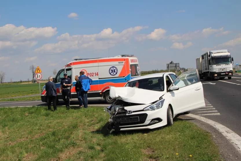 Kolejne zderzenie na feralnym skrzyżowaniu DK 12 w Jaraczewie z drogą na Łukaszewo [ZDJĘCIA]