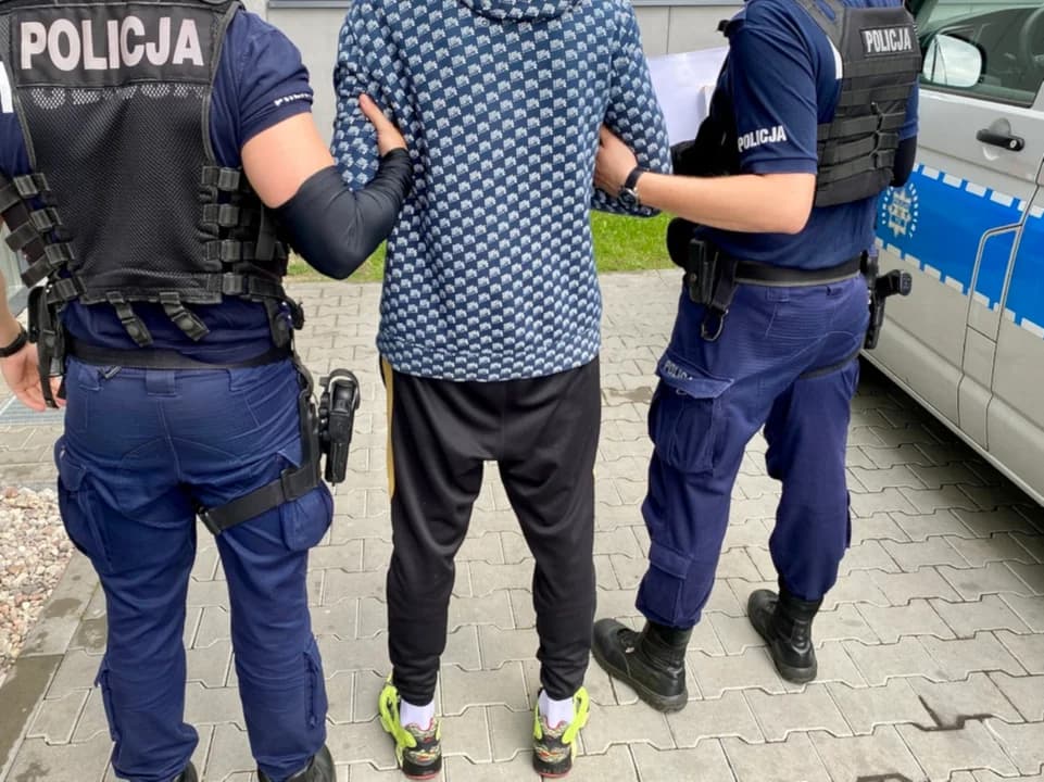 Tragedia w gminie Kotlin. Pijany 43-latek nożem kuchennym ugodził swoją znajomą