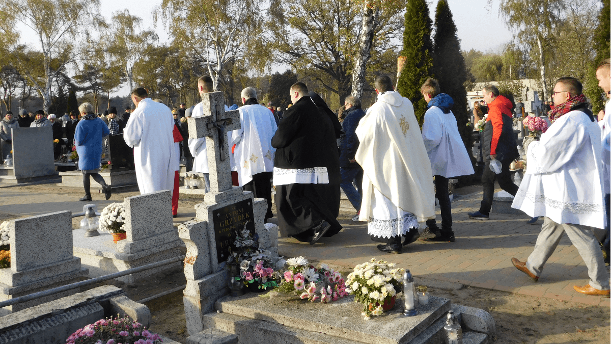 Kamień, drzewo zamiast grobu? Do końca marca trwają konsultacje społeczne w sprawie zmian w pochówkach