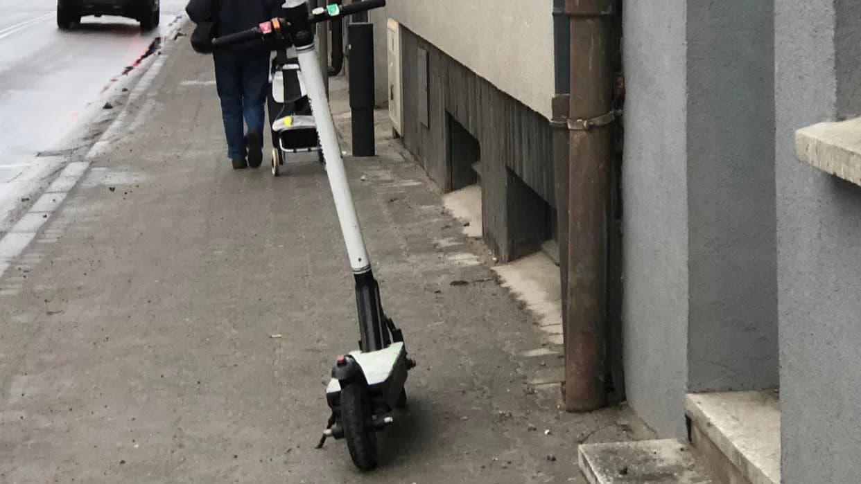 Rośnie liczba wypadków na hulajnogach. Jak się nimi bezpiecznie poruszać?