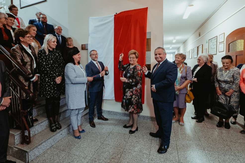 W jarocińskim liceum odsłonięta została tablica upamiętniająca 100-letnią historię szkoły [ZDJĘCIA]