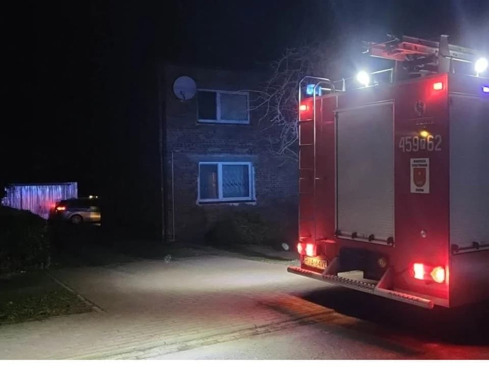 Od kilku dni syn nie miał kontaktu z ojcem. Do mieszkania w Śmiełowie weszli policjanci i strażacy