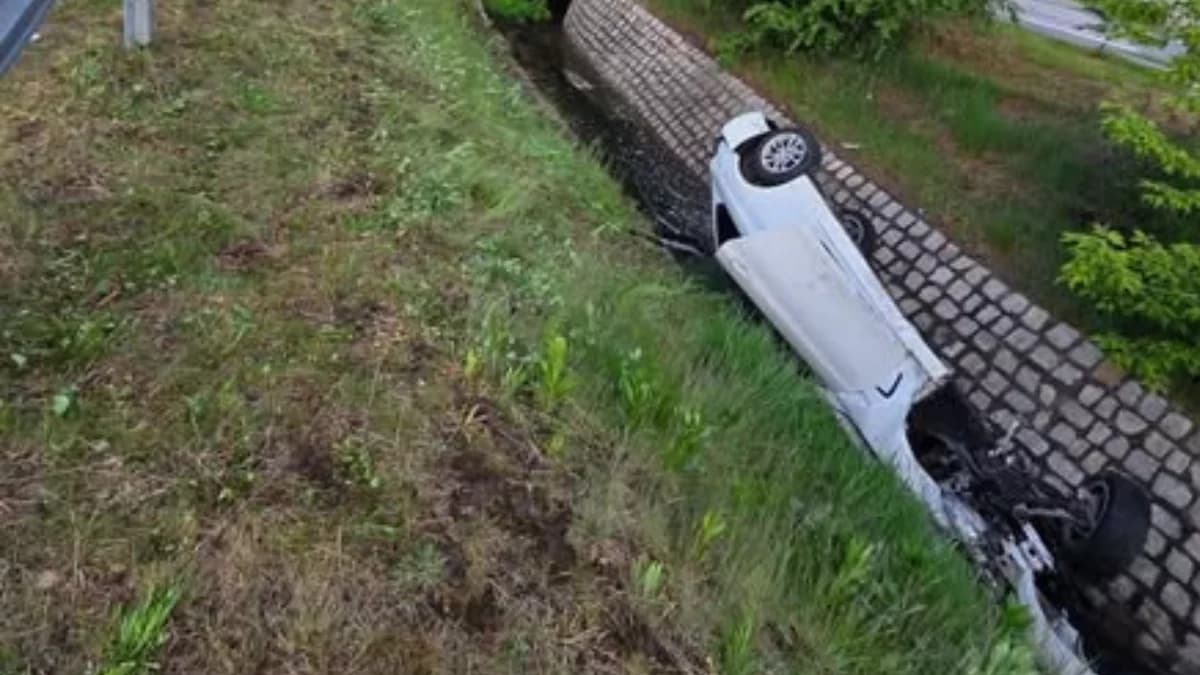 Groźne dachowanie na ul. Wrocławskiej w Jarocinie. BMW wpadło do rowu