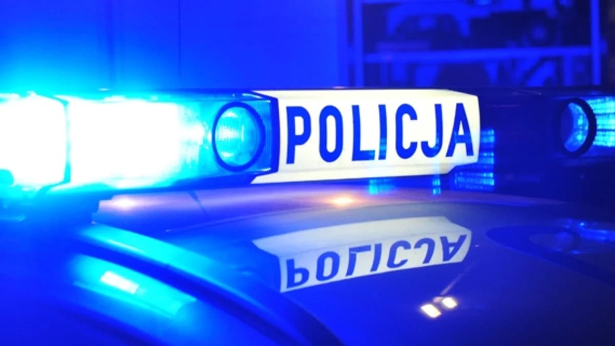 Myślał, że coś stało się kierowcy. Okazało się, że ten śpi za kierownicą pijany