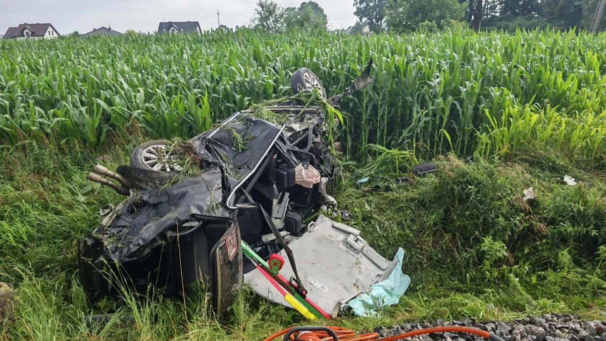 Wypadek między Jarocinem a Pleszewem. Samochód wjechał pod pociąg