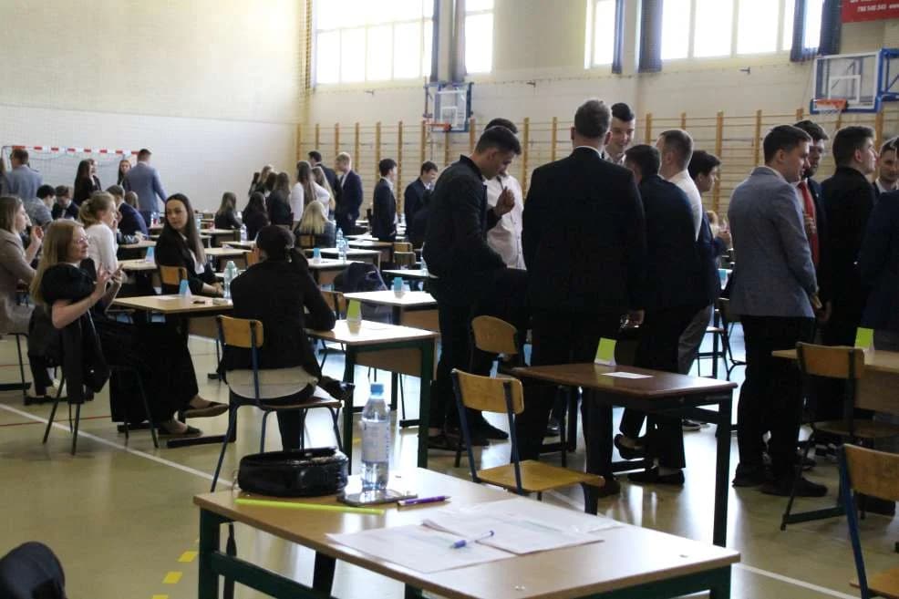 Matura 2022. Rozpoczynają się egzaminy maturalne. Dziś język polski [AKTUALIZACJA, ZDJĘCIA]
