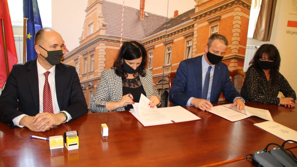 Wojewoda wielkopolski przyjechał do Jarocina podpisać umowę na przebudowę drogi