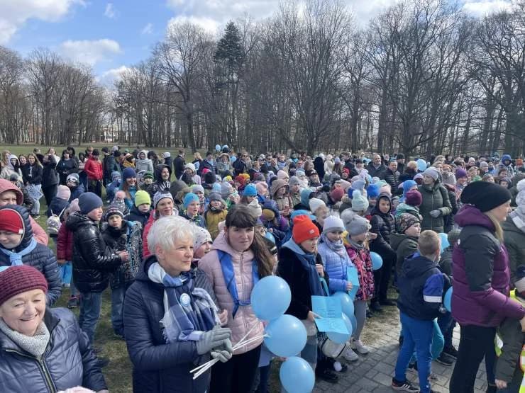 Marsz dla autyzmu w Jarocinie z największą liczbą uczestników [ZDJĘCIA, WIDEO]