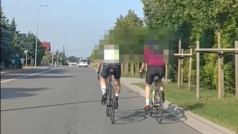 Rowerzyści jadą ulicą w Jarocinie. Po drugiej stronie jest ścieżka. Kierowcy oburzeni. Kolarz odpowiada