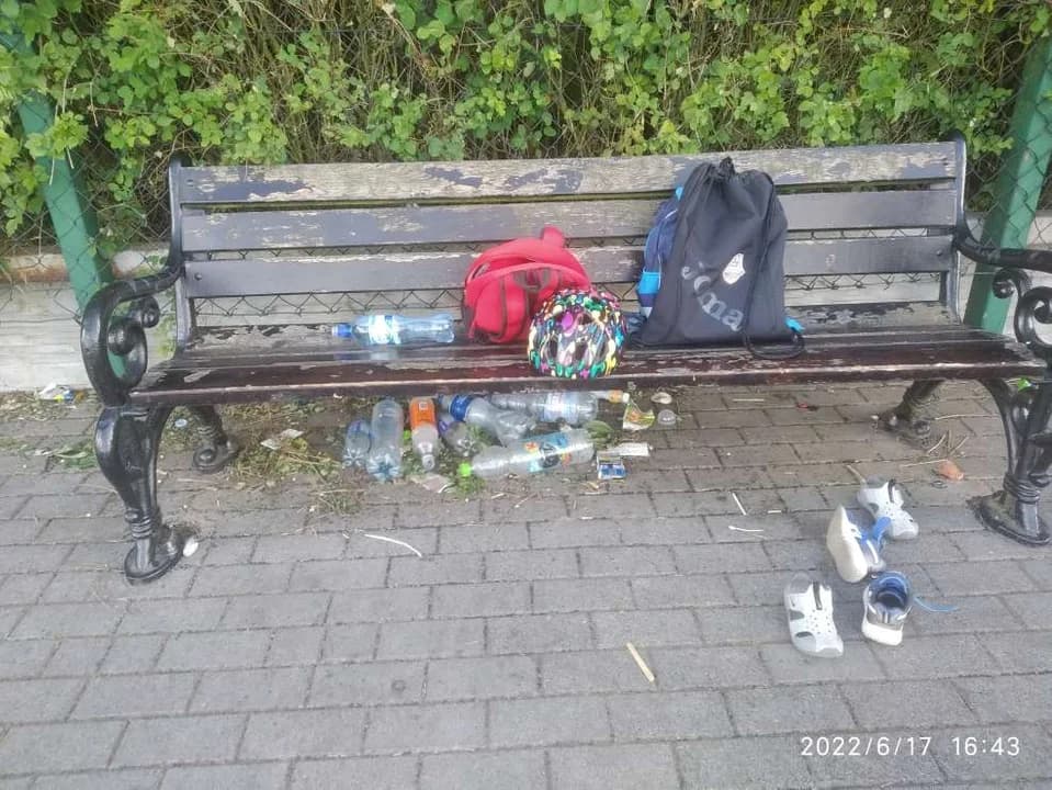 Mieszkańcy Witaszyc są zaniepokojeni bałaganem, który panuje na miejscowym orliku [ZDJĘCIA]