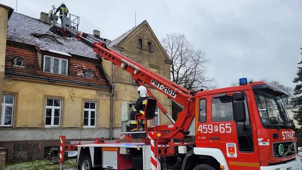Pożar, powalone drzewo i uszkodzony dach
